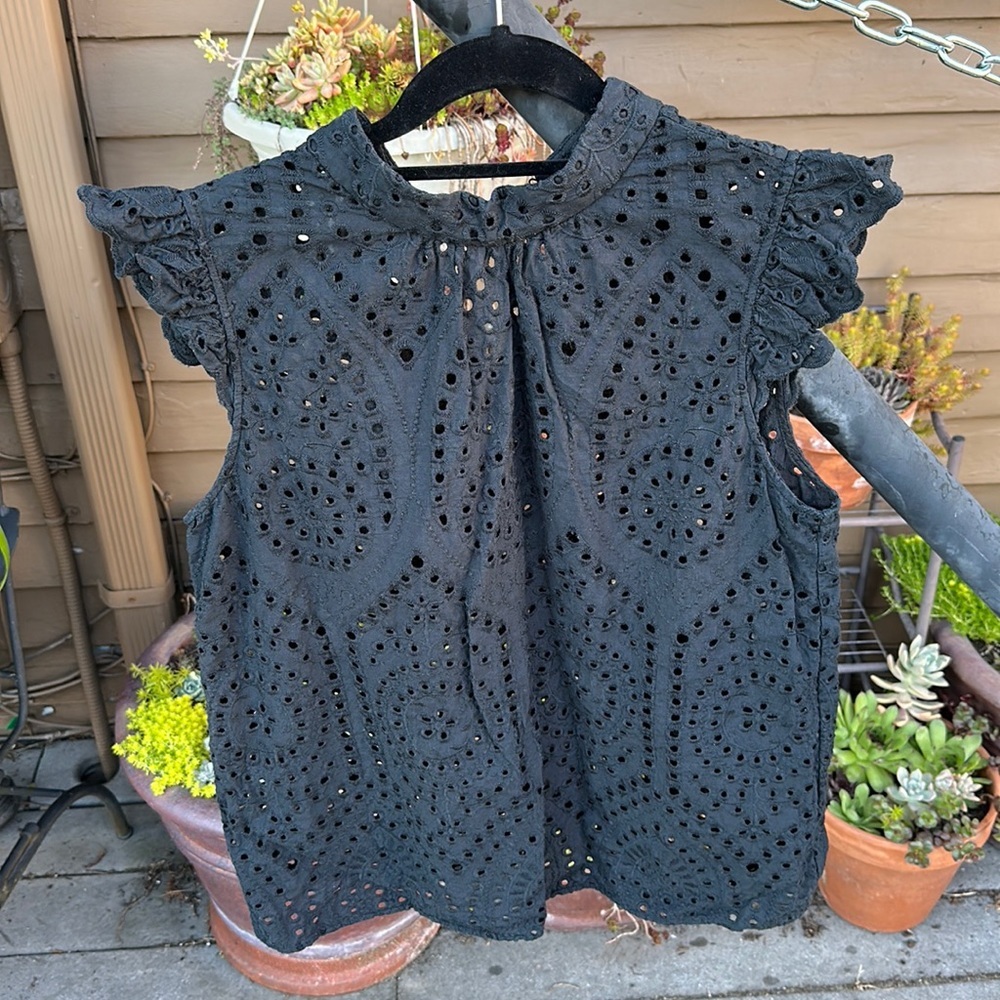 L Tall Banana Republic sweet eyelet muscle top w little flare sleeves, in black